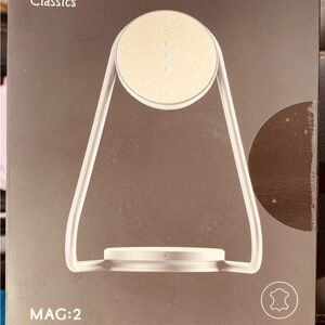 MAG:2 Magnetic Wireless Charge stand Silver and Leather Courant 2022